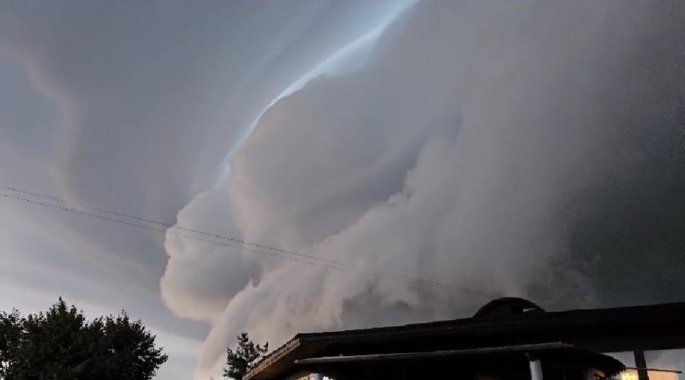 "Sunt prevestitori de furtună şi instabilitate atmosferică accentuată" | Elena Mateescu, despre norii Shelf-Cloud, surprinşi pe cerul României. Prognoza meteo actuliazată  856374
