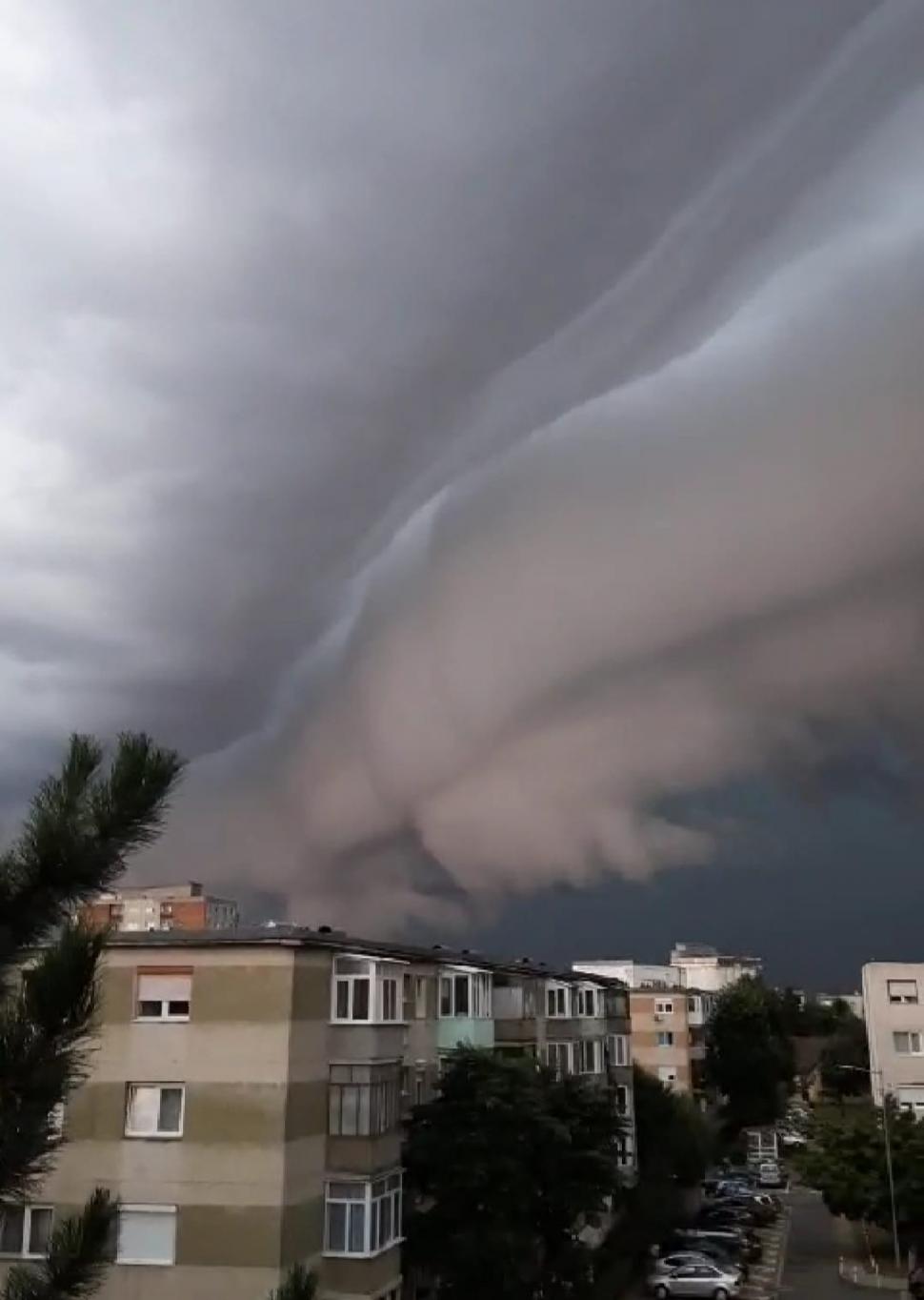 "Sunt prevestitori de furtună şi instabilitate atmosferică accentuată" | Elena Mateescu, despre norii Shelf-Cloud, surprinşi pe cerul României. Prognoza meteo actuliazată  856375