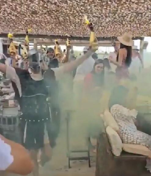 Imagini de senzaţie cu românii care petrec la Saint Tropez: Şampanii cu tricolor şi gheaţă mărunţită cu sabia 856262