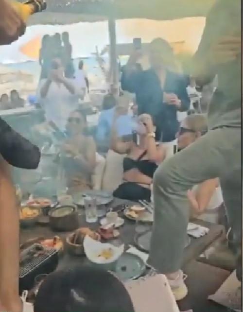 Imagini de senzaţie cu românii care petrec la Saint Tropez: Şampanii cu tricolor şi gheaţă mărunţită cu sabia 856265