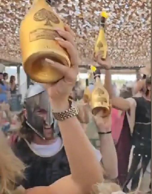 Imagini de senzaţie cu românii care petrec la Saint Tropez: Şampanii cu tricolor şi gheaţă mărunţită cu sabia 856266