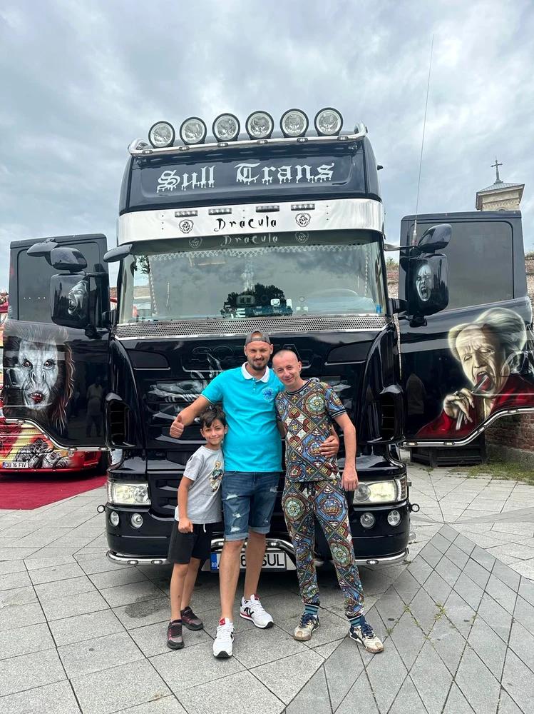 Imagini de senzaţie cu tirul Dracula, "tunat" cu 70.000 de euro de un şofer român. În loc de pat are un sicriu alb 856275