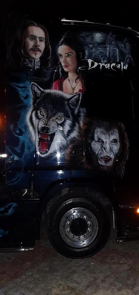 Imagini de senzaţie cu tirul Dracula, "tunat" cu 70.000 de euro de un şofer român. În loc de pat are un sicriu alb 856277