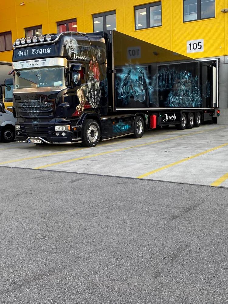 Imagini de senzaţie cu tirul Dracula, "tunat" cu 70.000 de euro de un şofer român. În loc de pat are un sicriu alb 856278