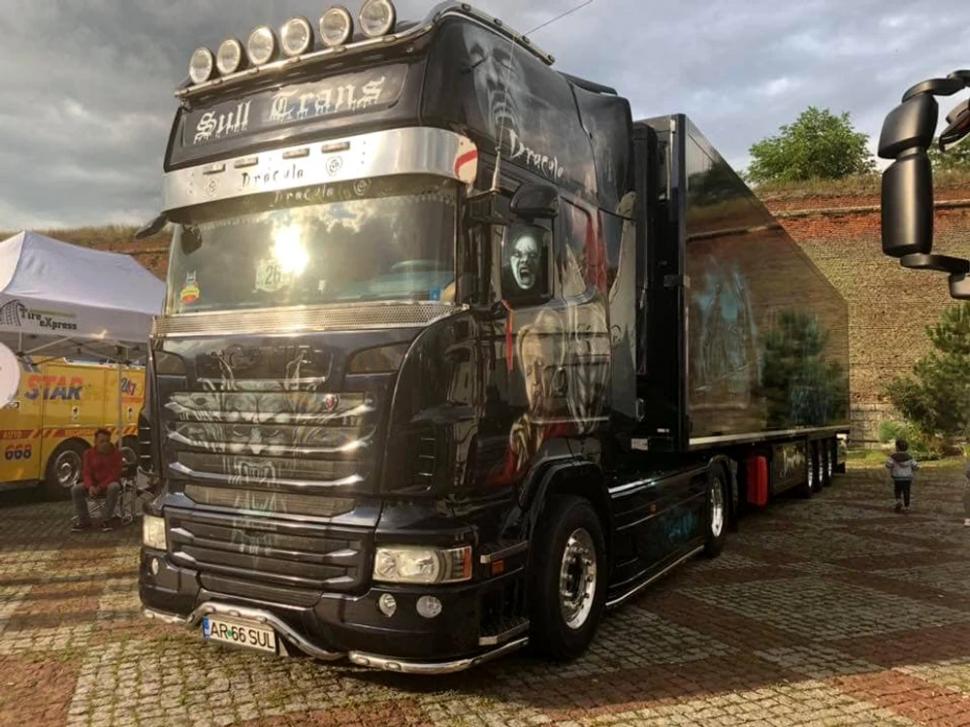 Imagini de senzaţie cu tirul Dracula, "tunat" cu 70.000 de euro de un şofer român. În loc de pat are un sicriu alb 856279