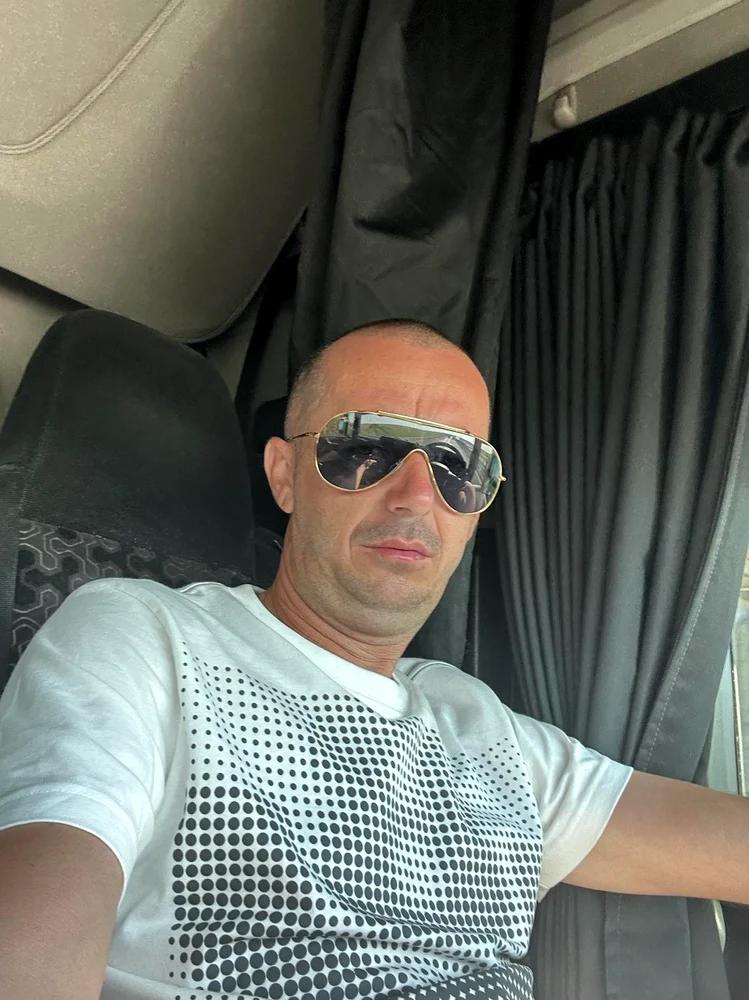 Imagini de senzaţie cu tirul Dracula, "tunat" cu 70.000 de euro de un şofer român. În loc de pat are un sicriu alb 856280