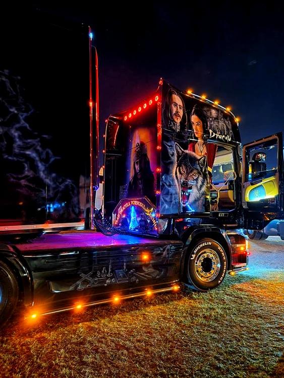 Imagini de senzaţie cu tirul Dracula, "tunat" cu 70.000 de euro de un şofer român. În loc de pat are un sicriu alb 856281