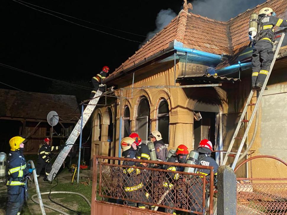 Incendiu puternic la o casă din Cerghizel, județul Mureș 856426