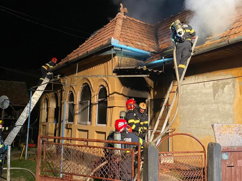 Incendiu puternic la o casă din Cerghizel, județul Mureș 856427