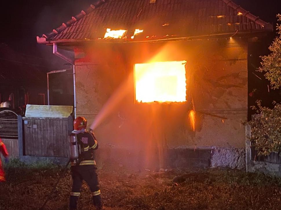Incendiu puternic la o casă din Cerghizel, județul Mureș 856428