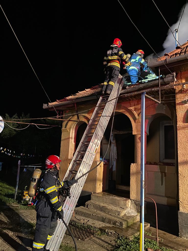 Incendiu puternic la o casă din Cerghizel, județul Mureș 856429