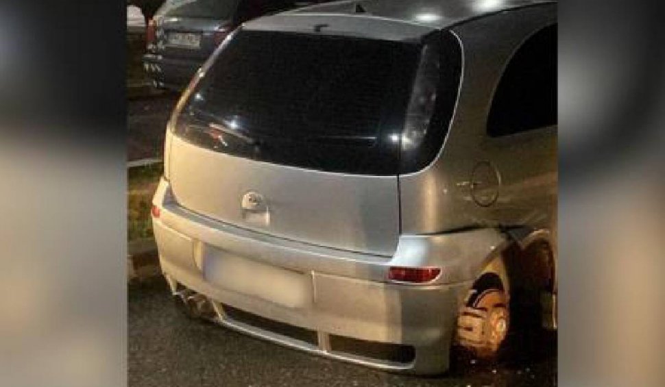 "Ți-au dispărut roţile". Mașină aflată în parcarea unui mall din Prahova, lăsată fără roți de trei tineri