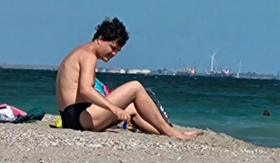 "Se face PUZ-ul pentru castelele de nisip": Primarul Capitalei, ironizat pe rețelele sociale după ce a fost surprins pe plajă, în vacanță