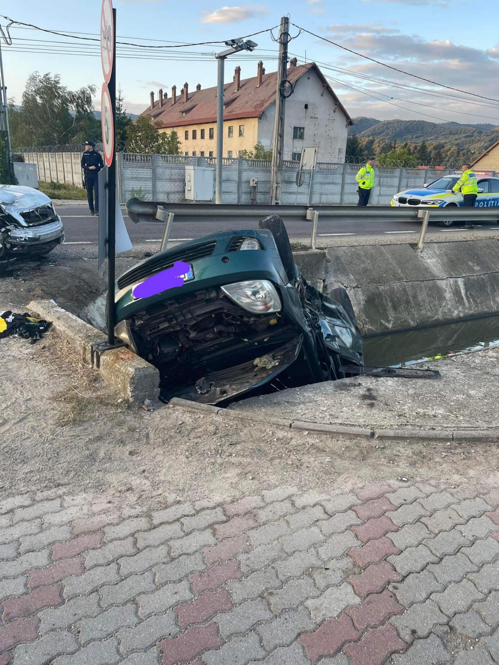 10 răniţi, printre care doi copii, după ce două maşini s-au ciocnit, iar una dintre ele a ajuns răsturnată pe plafon într-un şanţ în Bistriţa Năsăud 856452