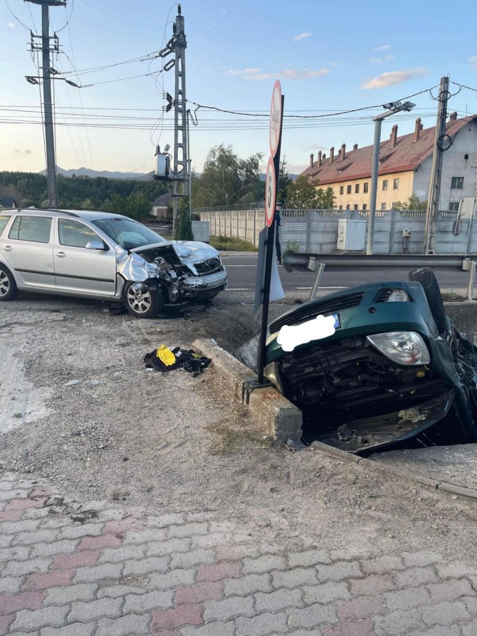 10 răniţi, printre care doi copii, după ce două maşini s-au ciocnit, iar una dintre ele a ajuns răsturnată pe plafon într-un şanţ în Bistriţa Năsăud 856453