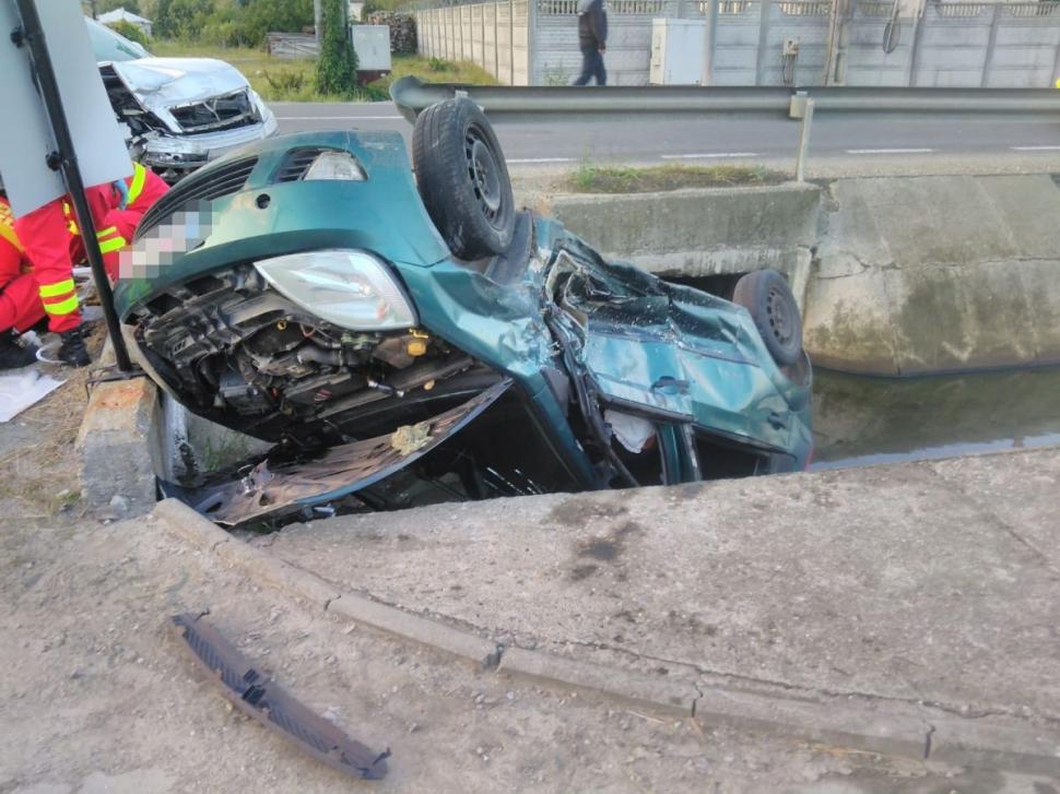 10 răniţi, printre care doi copii, după ce două maşini s-au ciocnit, iar una dintre ele a ajuns răsturnată pe plafon într-un şanţ în Bistriţa Năsăud 856454