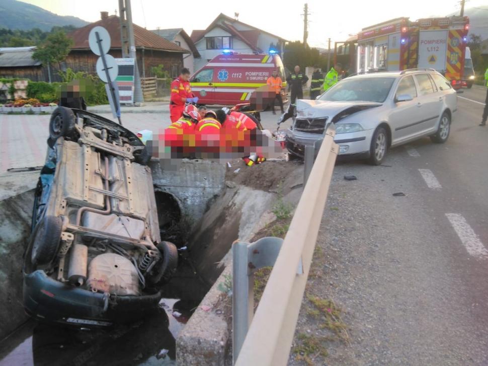 10 răniţi, printre care doi copii, după ce două maşini s-au ciocnit, iar una dintre ele a ajuns răsturnată pe plafon într-un şanţ în Bistriţa Năsăud 856456
