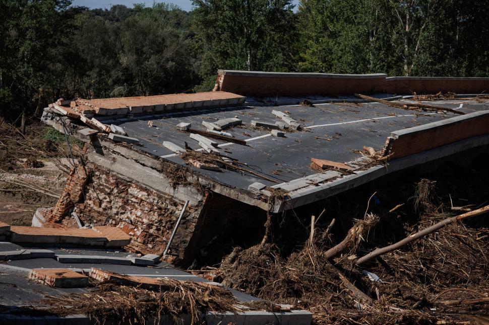 Un băiețel de 10 ani a stat o noapte întreagă într-un copac, pentru a se salva de inundațiile din Spania. Tatăl copilului, de negăsit 856554