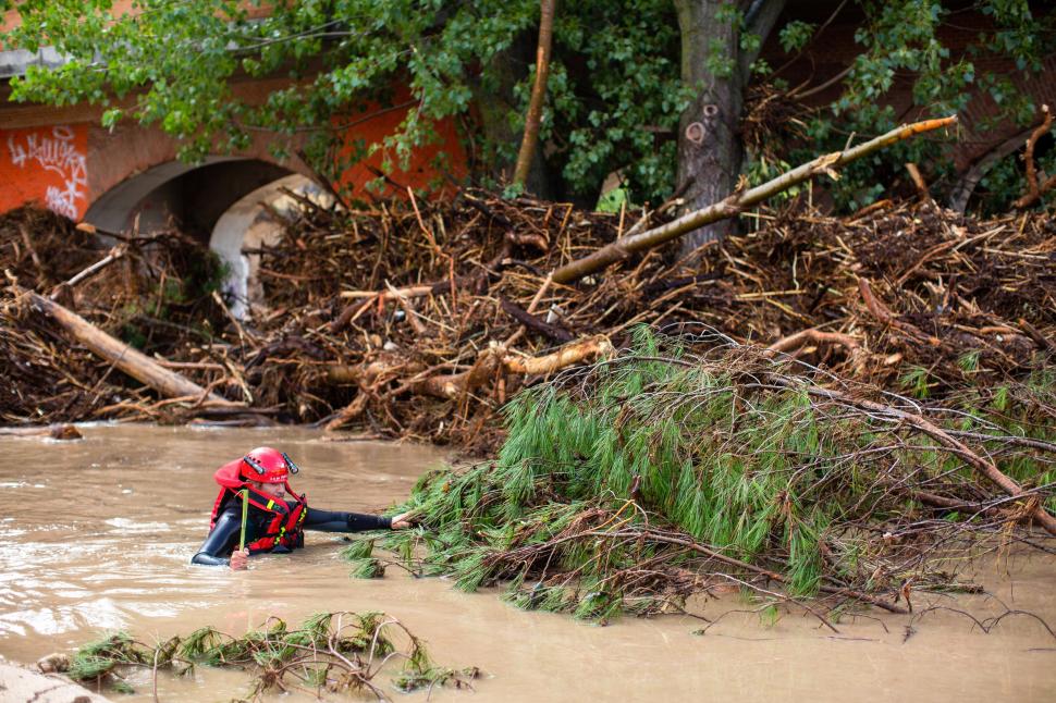 Un băiețel de 10 ani a stat o noapte întreagă într-un copac, pentru a se salva de inundațiile din Spania. Tatăl copilului, de negăsit 856555