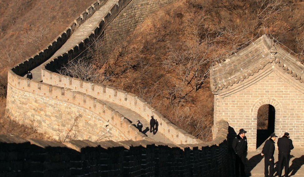 "Dorel" și partenera sa au spart cu excavatorul Marele Zid Chinezesc, în drumul lor către muncă. Au ajuns, însă, în altă parte