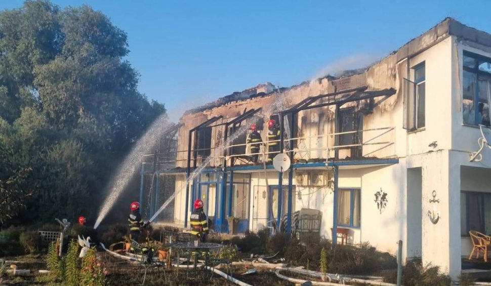 Incendiu puternic la o casă de vacanță din Tulcea. O mână criminală a fost la mijloc