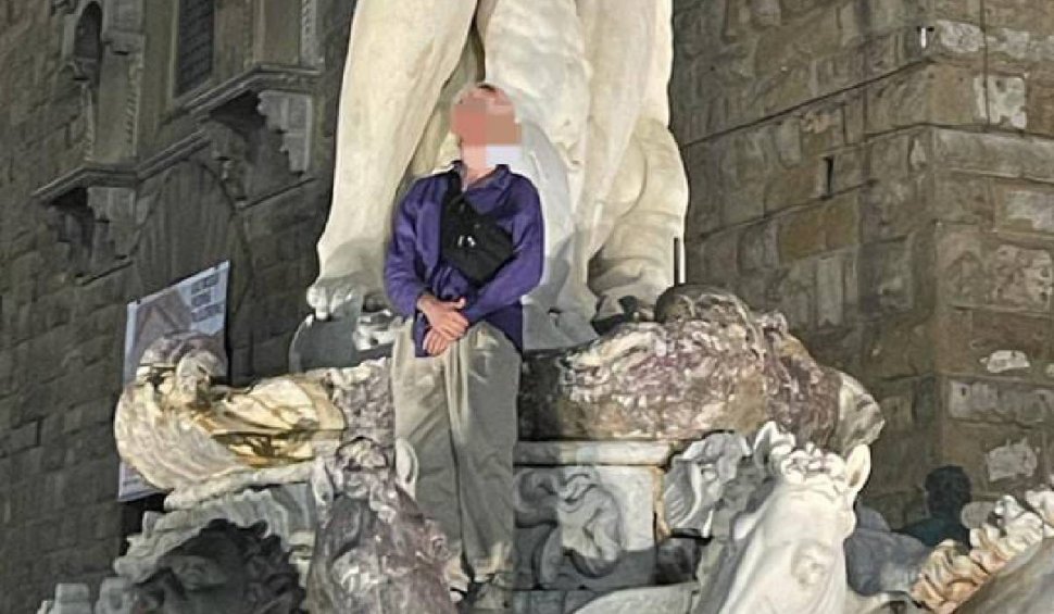 Un turist a stricat Fântâna lui Neptun din Florența, după ce s-a urcat pe celebrul monument pentru a-și face un selfie