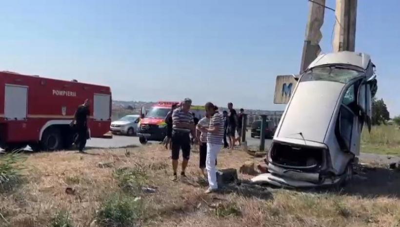 Accident în Medgidia. O maşină a fost proiectată în semnul de intrare în oraș. Cinci persoane au fost rănite 856761
