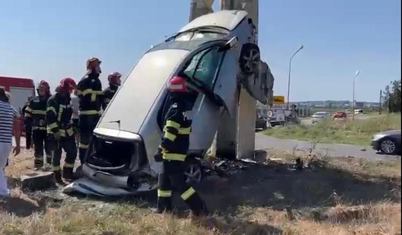 Accident în Medgidia. O maşină a fost proiectată în semnul de intrare în oraș. Cinci persoane au fost rănite 856762