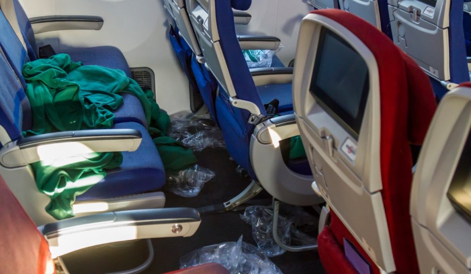 Scandal la bordul unui avion, după ce doi pasageri au refuzat să stea pe scaune murdare. Pilotul a dat ordin de evacuare