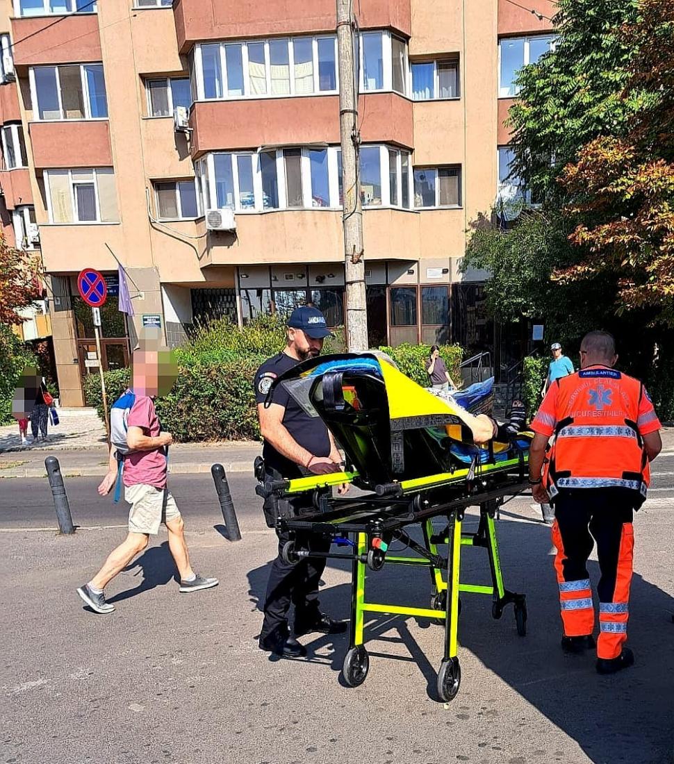 O femeie în scaun cu rotile, căzută în apropiere de linia de tramvai, a fost salvată de jandarmii bucureșteni | ”Felicitări, băieți, tot respectul”  856722