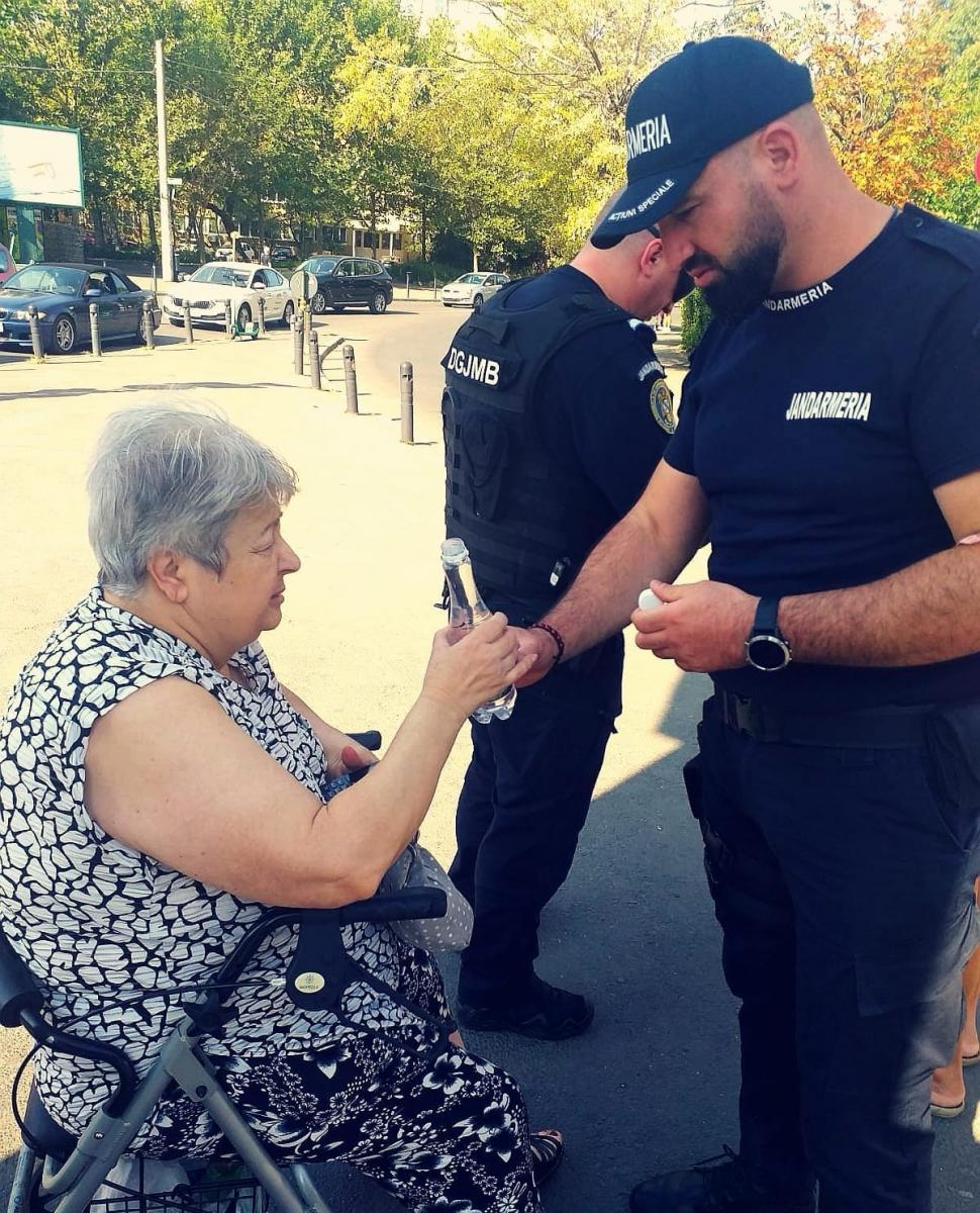 O femeie în scaun cu rotile, căzută în apropiere de linia de tramvai, a fost salvată de jandarmii bucureșteni | ”Felicitări, băieți, tot respectul”  856723