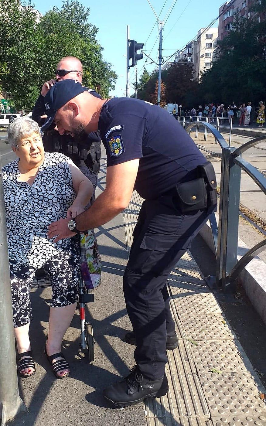 O femeie în scaun cu rotile, căzută în apropiere de linia de tramvai, a fost salvată de jandarmii bucureșteni | ”Felicitări, băieți, tot respectul”  856724