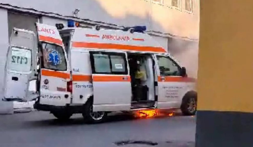 Incendiu la o ambulanță în fața spitalului, în Constanța