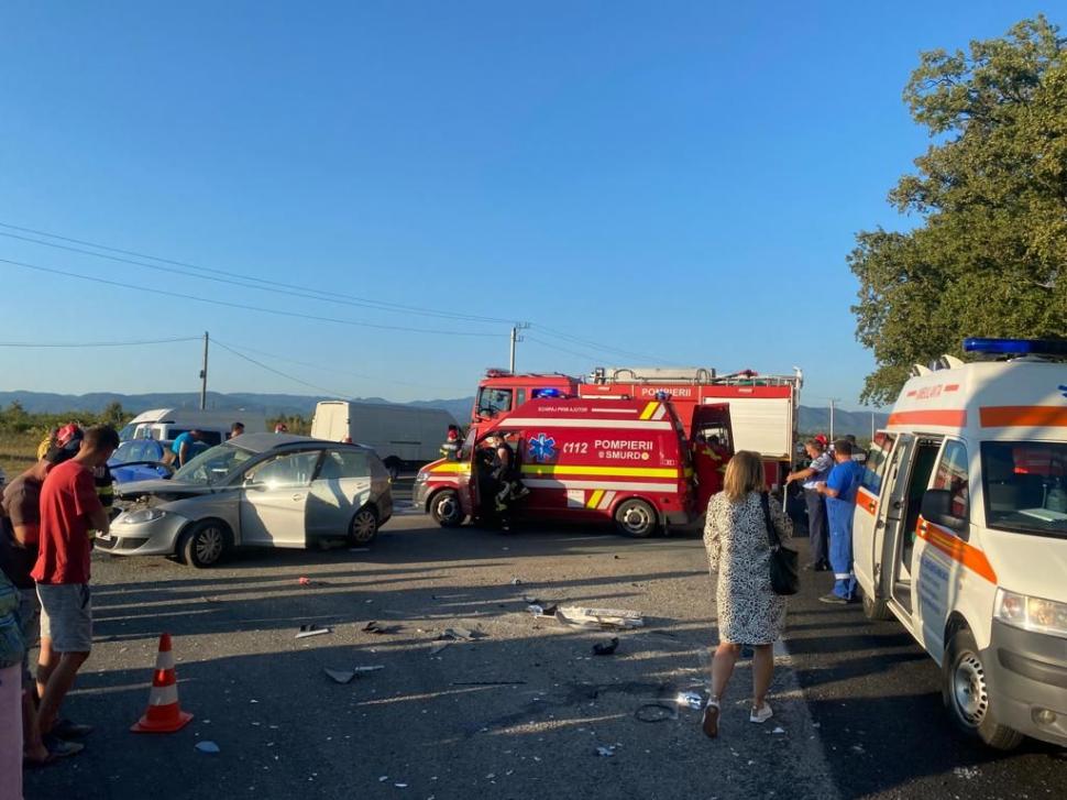 Mai mulți răniți, printre care și un copil, în urma unui accident grav între o mașină și un TIR, în județul Maramureș. A fost chemat elicopterul SMURD 856754