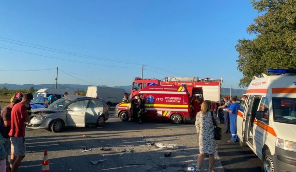 Mai mulți răniți, printre care și un copil, în urma unui accident grav între o mașină și un TIR, în județul Maramureș. A fost chemat elicopterul SMURD