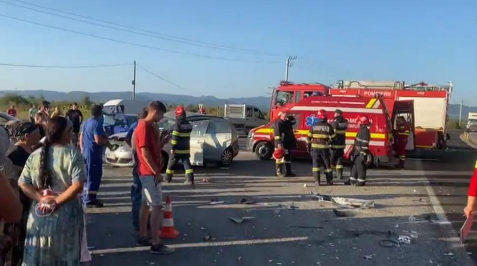 Mai mulți răniți, printre care și un copil, în urma unui accident grav între o mașină și un TIR, în județul Maramureș. A fost chemat elicopterul SMURD 856759