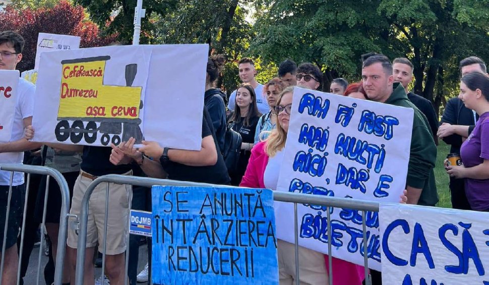 "Putem lua bilete doar dus către o țară mai serioasă". Studenții au protestat în Parcul Gării de Nord, după ce nu au primit reducerea de 90% la transportul în comun