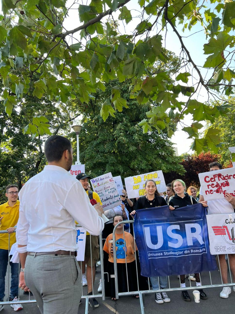 "Putem lua bilete doar dus către o țară mai serioasă". Studenții au protestat în Parcul Gării de Nord, după ce nu au primit reducerea de 90% la transportul în comun 856720