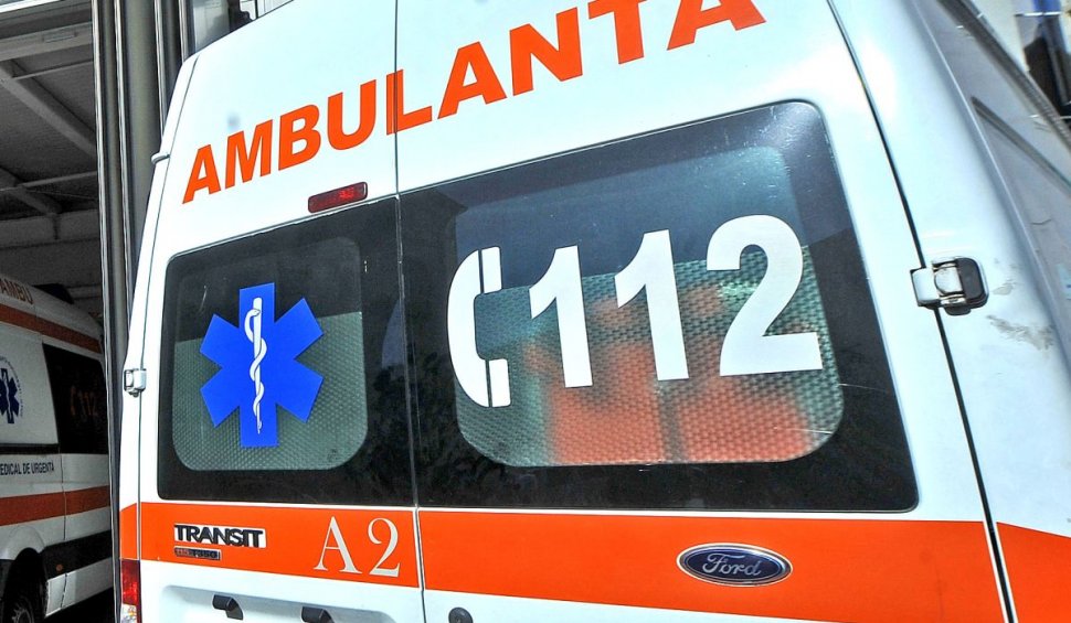 Un tânăr din Brașov a atacat un echipaj medical și a spart geamurile ambulanței, după ce a sunat la 112 pentru că se simțea rău
