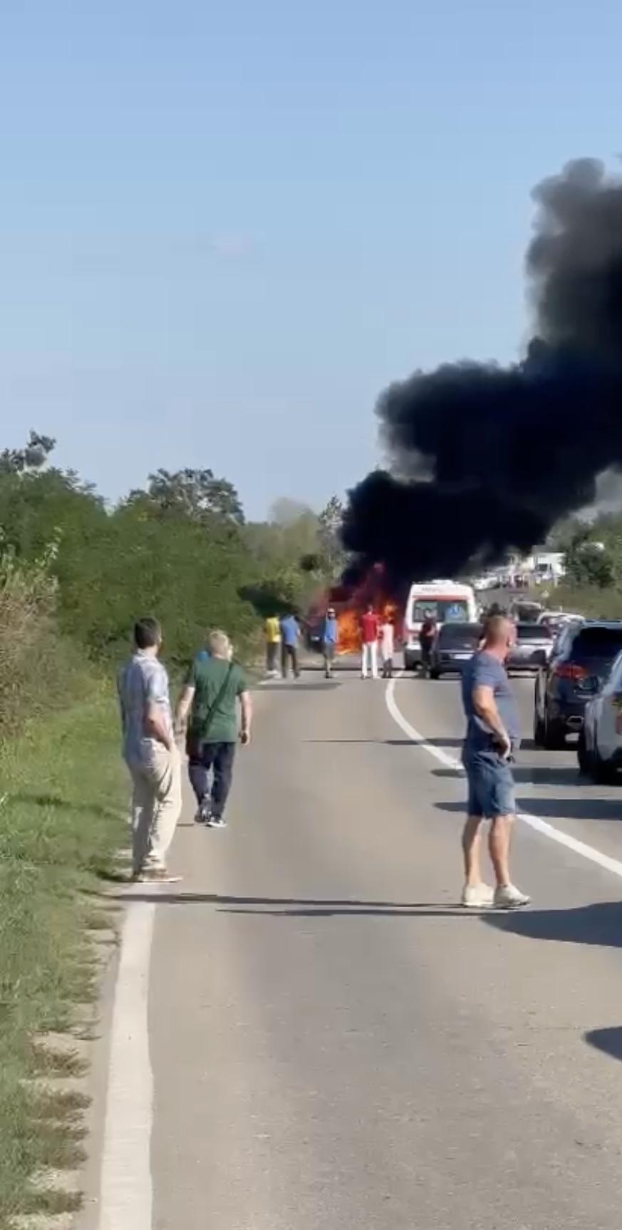 Un bărbat și doi copii, la un pas să-și piardă viața, după ce mașina în care se aflau a luat foc în mers, în Timișoara 856990