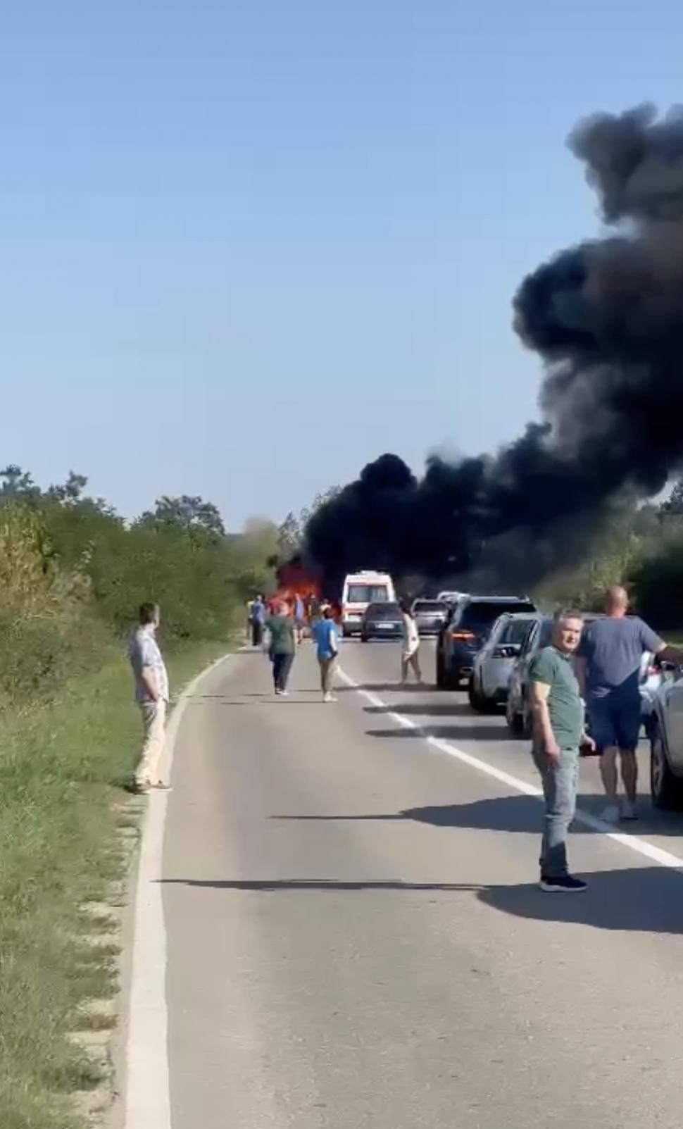 Un bărbat și doi copii, la un pas să-și piardă viața, după ce mașina în care se aflau a luat foc în mers, în Timișoara 856992