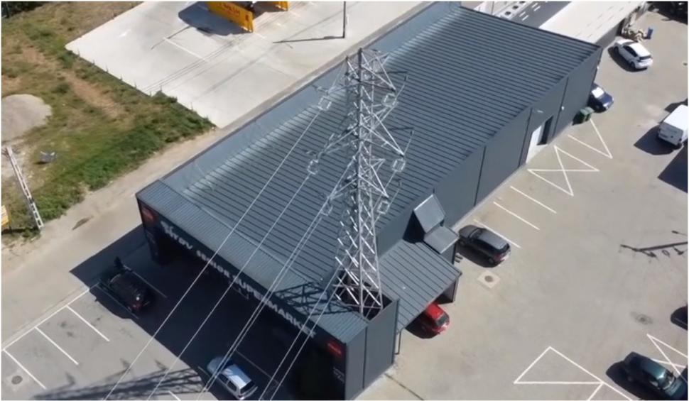 Fiul unui primar dintr-o comună din Buzău a construit un supermarket în jurul unui stâlp de înaltă tensiune. Terenul l-a primit chiar de la tatăl său 856937