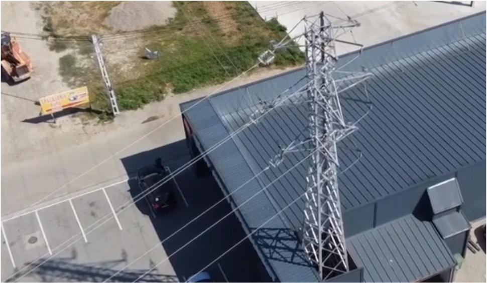 Fiul unui primar dintr-o comună din Buzău a construit un supermarket în jurul unui stâlp de înaltă tensiune. Terenul l-a primit chiar de la tatăl său 856938