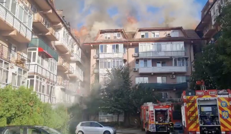 Incendiu puternic la mansarda unui bloc, în cel mai populat cartier din Craiova! Focul s-a extins la alte două blocuri vecine
