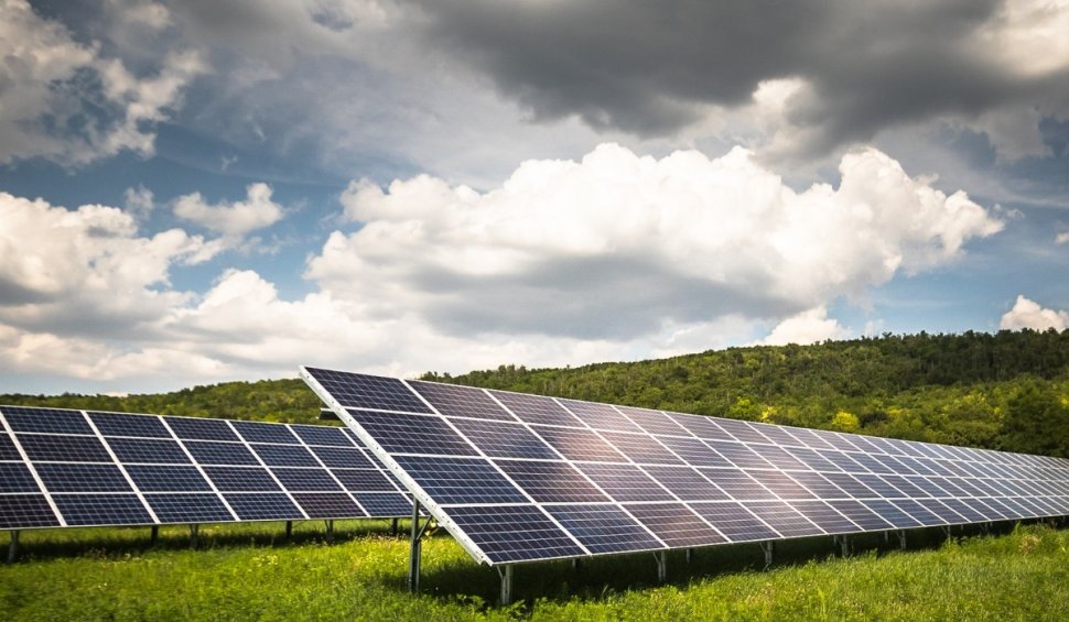 Parc fotovoltaic de 40 de milioane de euro din Hunedoara, vândut bucată cu bucată pe internet de hoţi