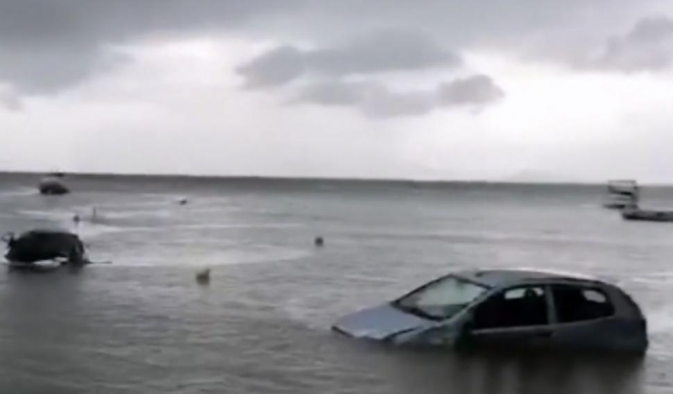 Mărturiile românilor blocaţi de inundaţiile devastatoare din Grecia. Şi-au legat maşinile cu sfoară să nu