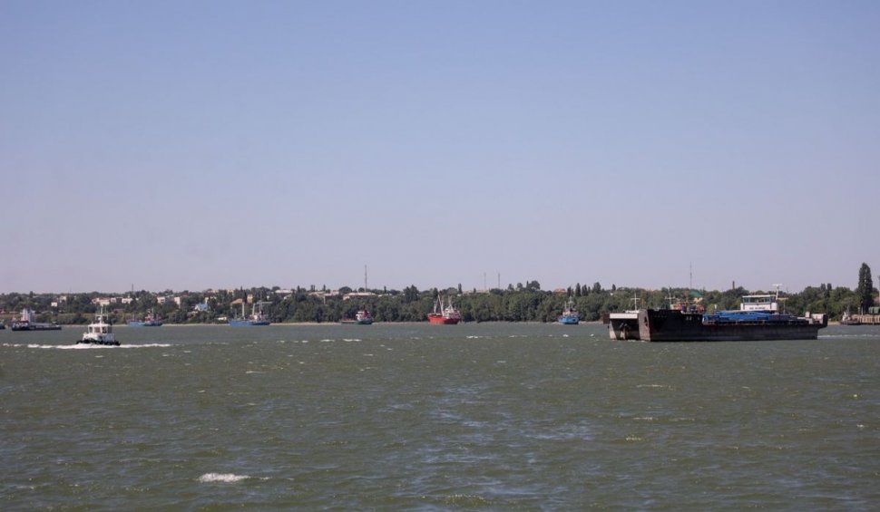 Doi români au eşuat cu barca în Ucraina, în timp ce autoritățile caută cu șalupa resturi de drone pe Dunăre