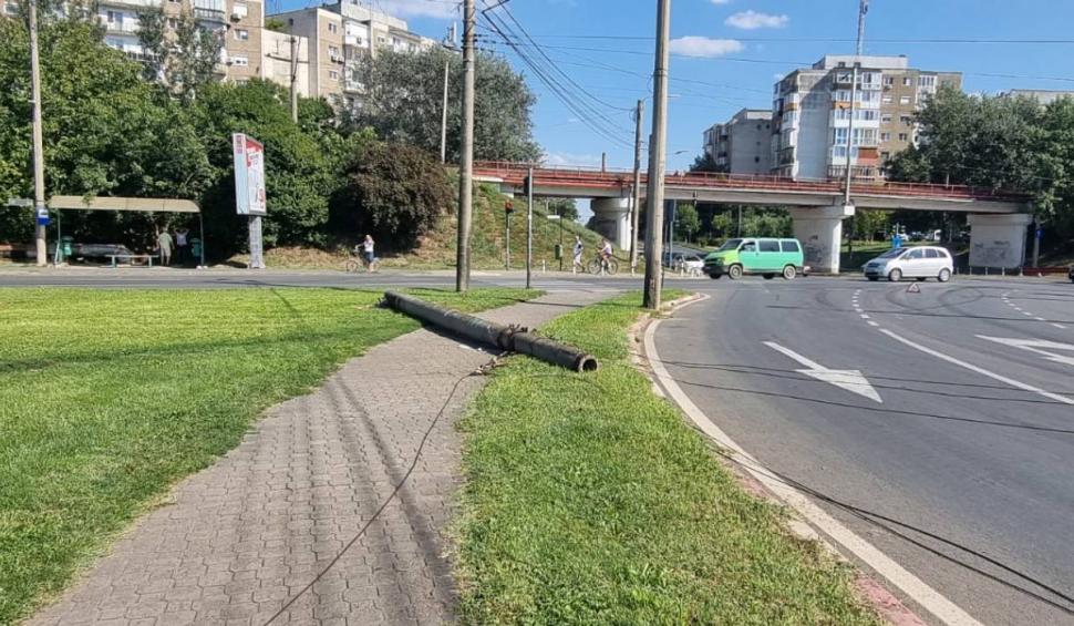 Un transport militar "a reușit" să rupă rețeaua electrică a tramvaielor, în Arad. Circulația acestora a fost suspendată 856967