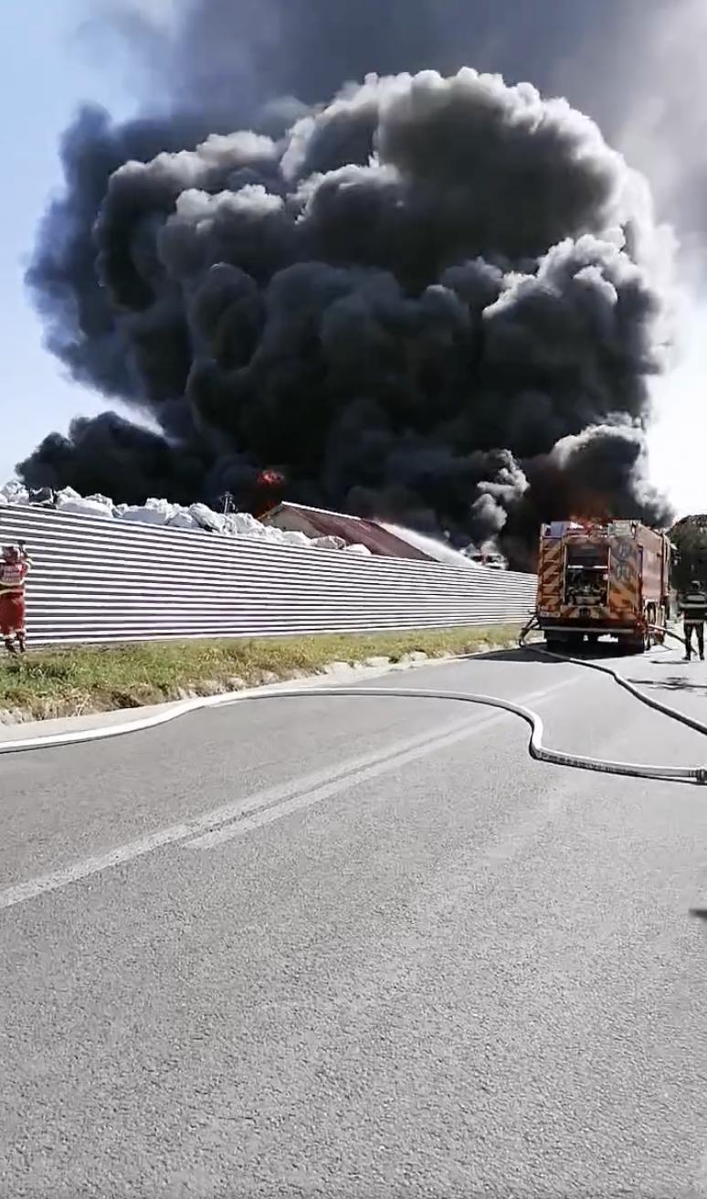 Incendiu puternic la un depozit de colectare a deșeurilor din plastic în Vrancea. A fost emis mesaj RO-ALERT 857131