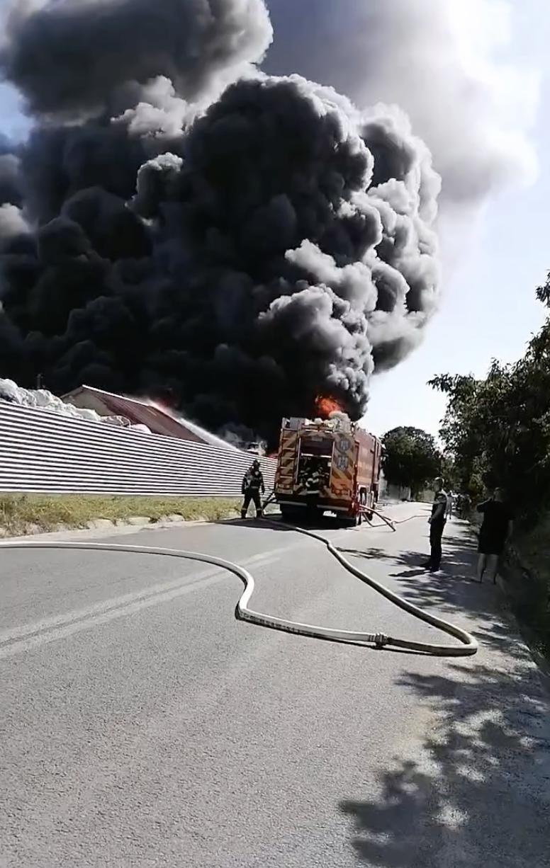 Incendiu puternic la un depozit de colectare a deșeurilor din plastic în Vrancea. A fost emis mesaj RO-ALERT 857132